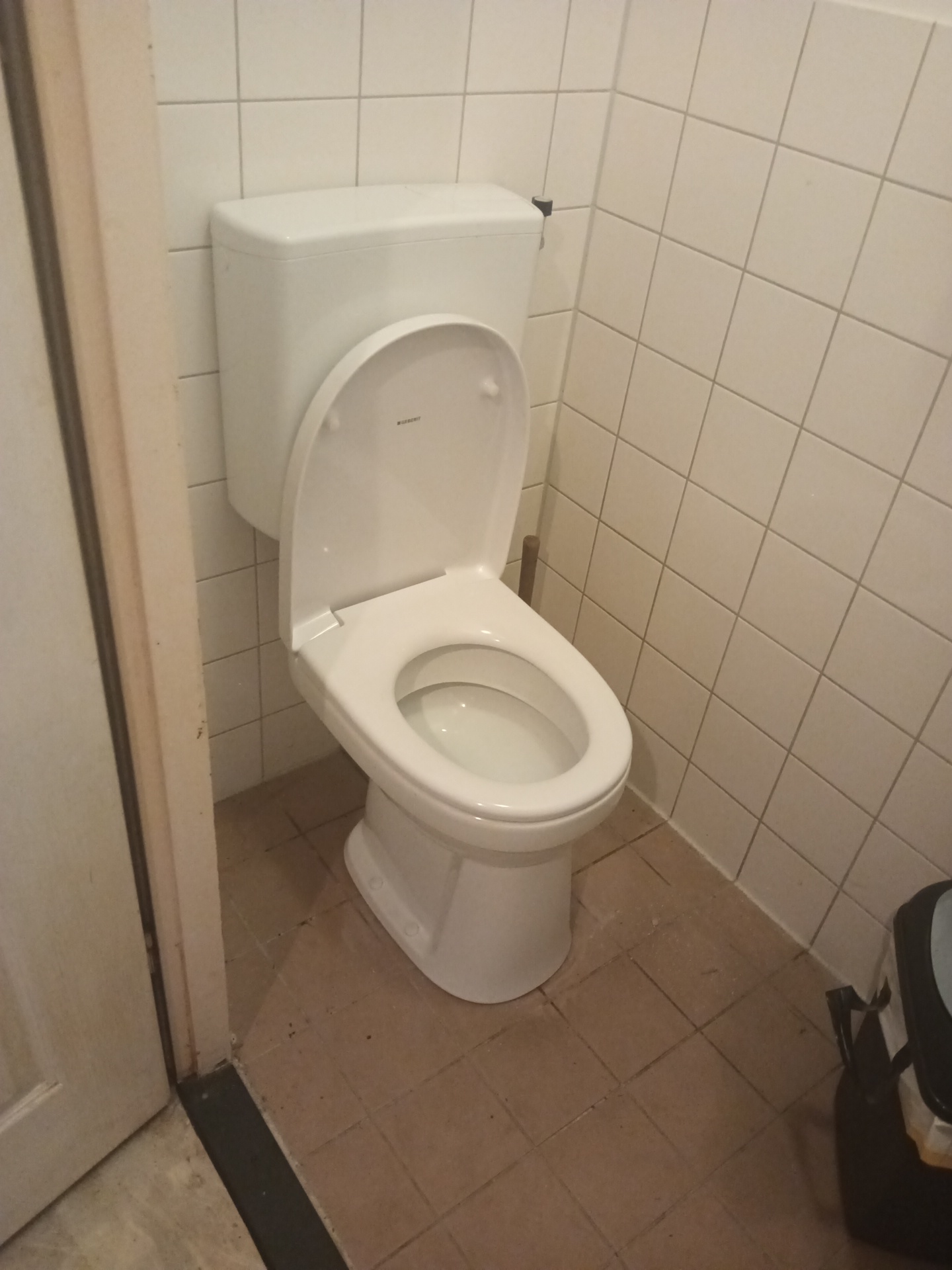 Toilet in een betegelde wc