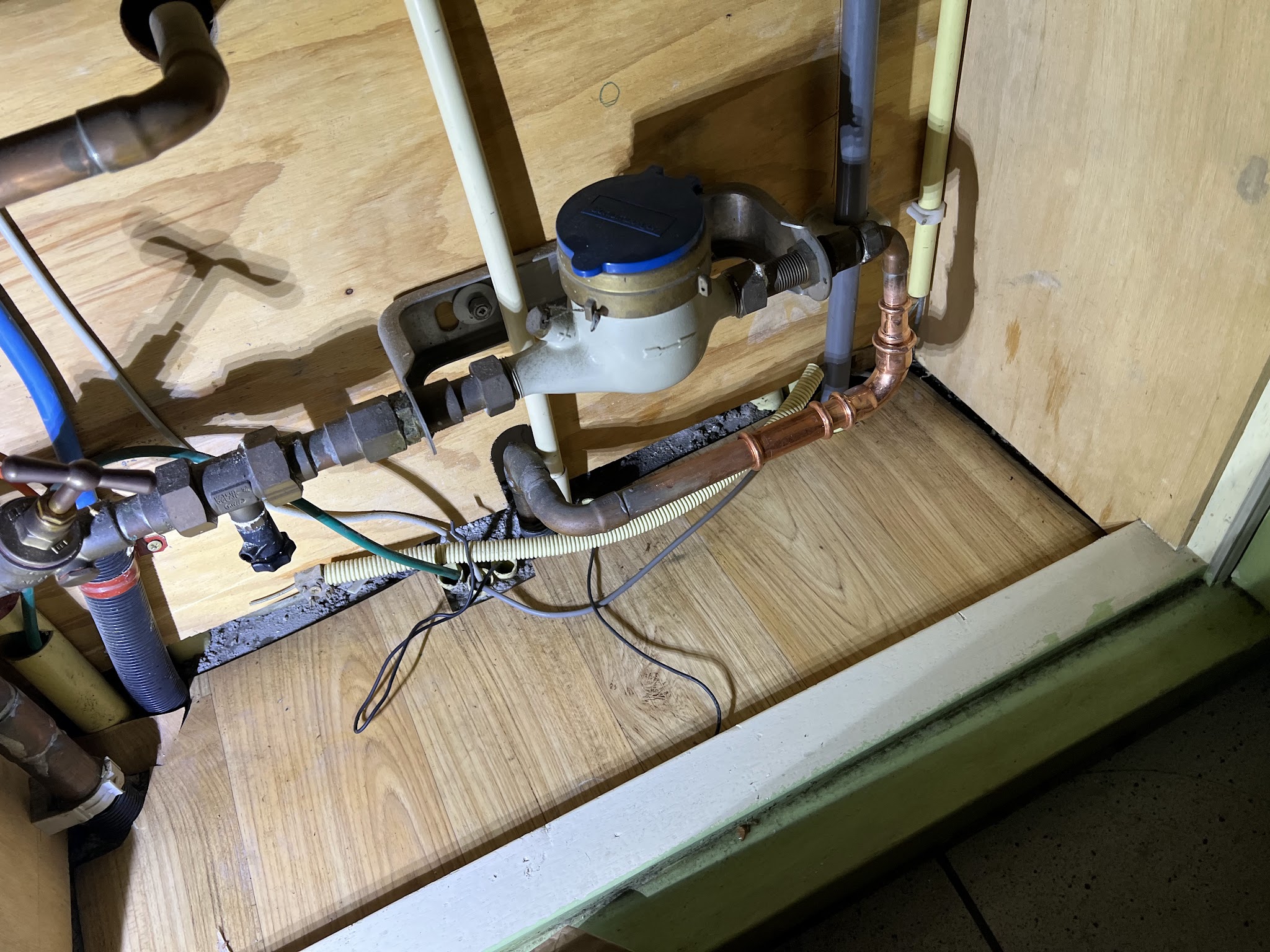 Nieuw koperen leidingwerk bij de watermeter