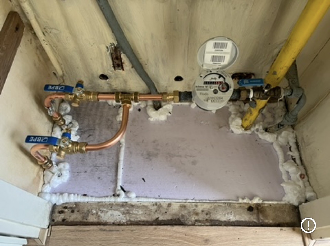 Nieuwe koperen waterleiding met afsluiters bij de watermeter