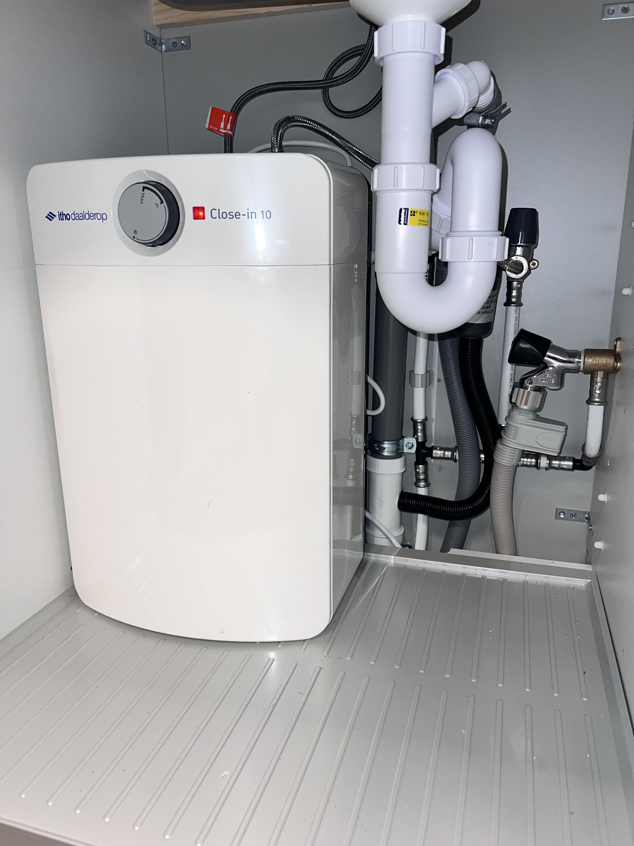 Close-in boiler met nieuwe afvoer in het keukenkastje