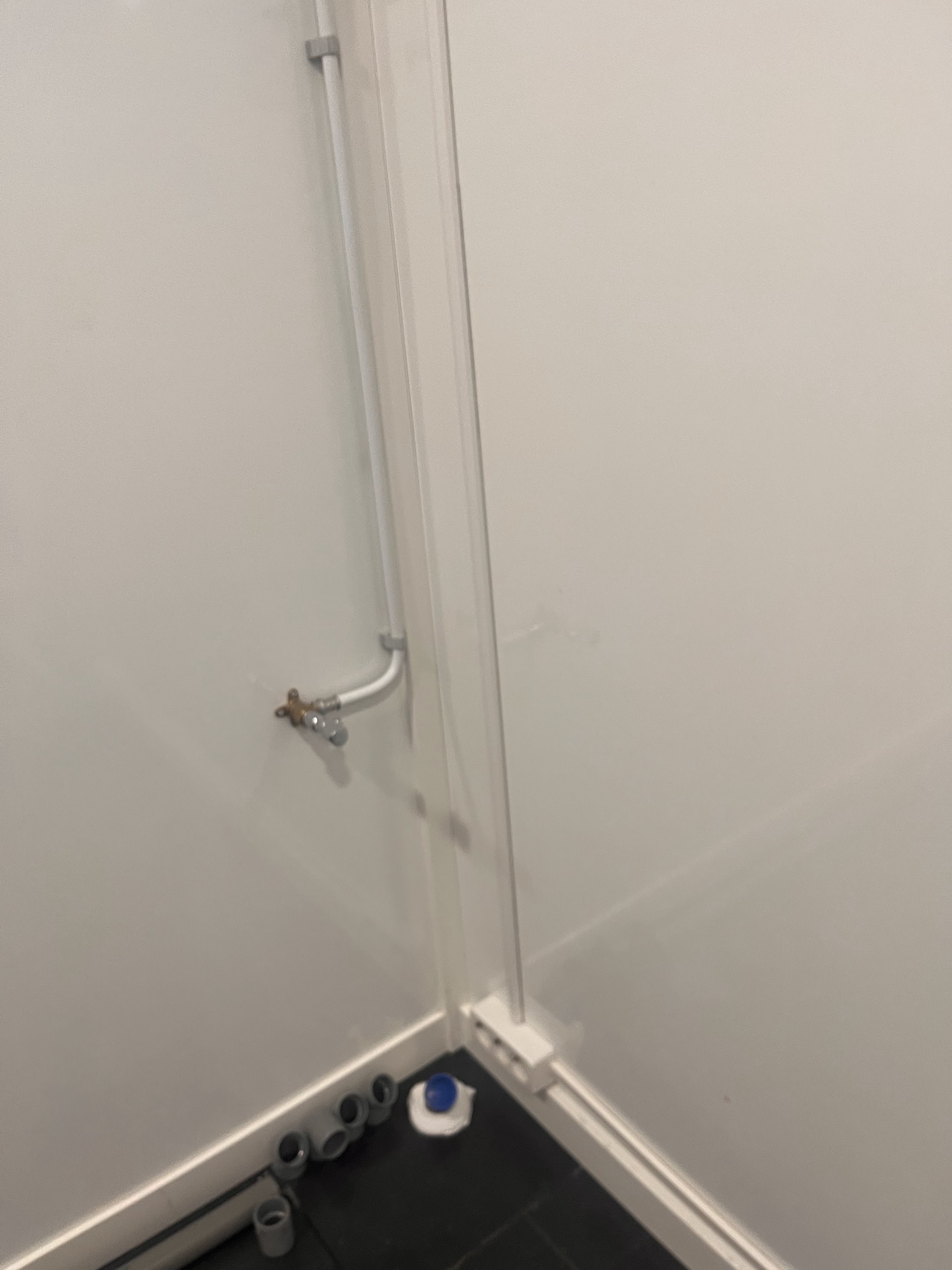 Opbouwleiding voor een douche-aansluiting tegen een wandpaneel